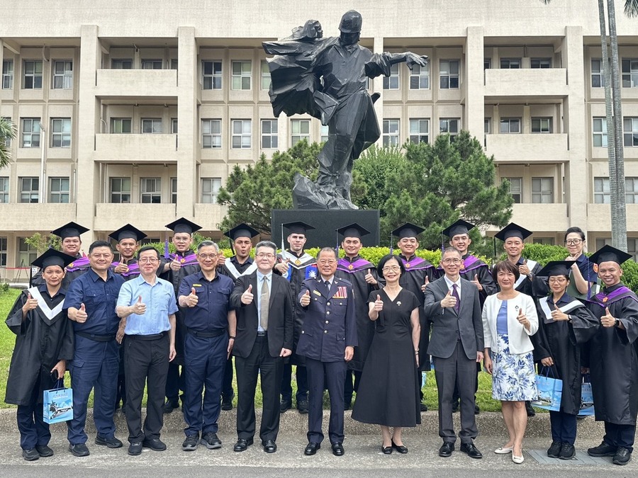 115年外籍畢業生與師長合照