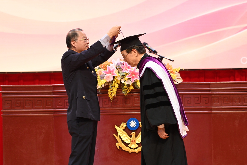 校長黃明昭為葉國一會長撥穗