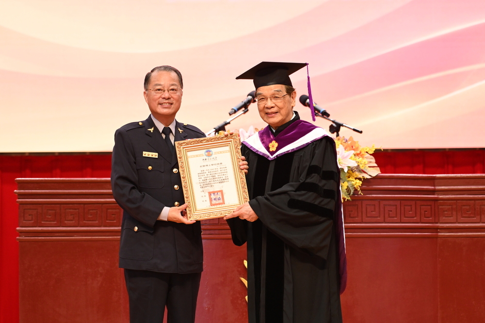 校長黃明昭頒授葉國一會長名譽博士學位證書