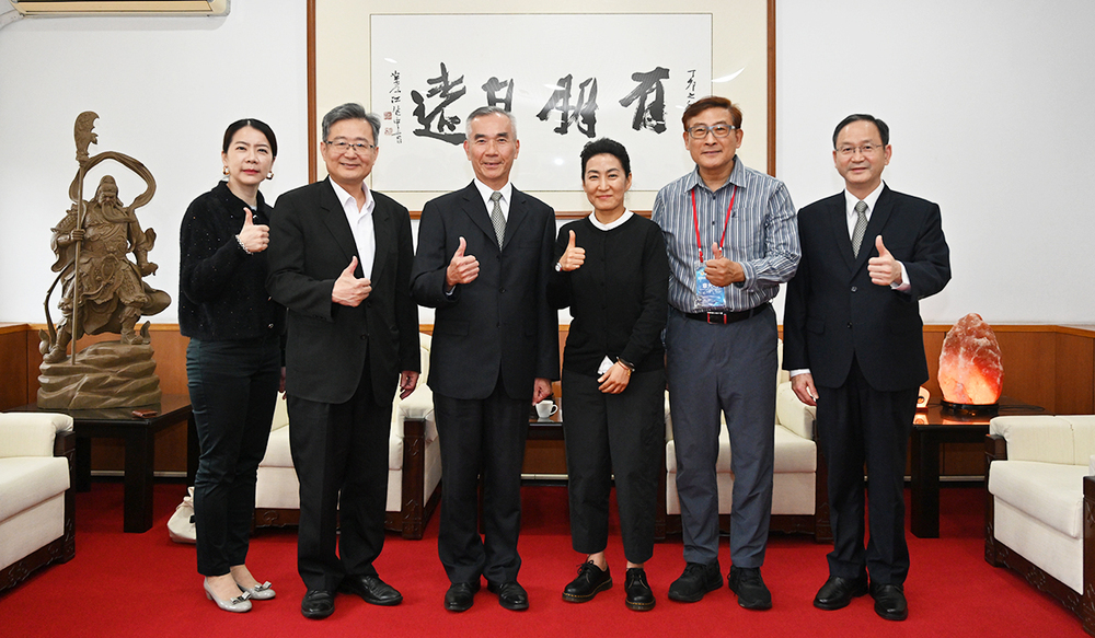 本校與美國聖休士頓州立大學締結姊妹校合影