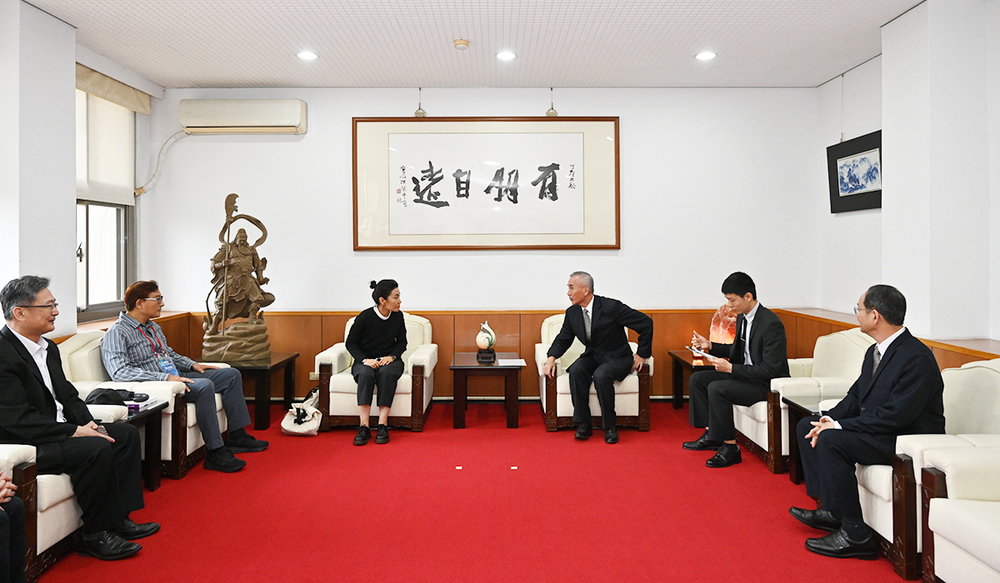 本校與美國聖休士頓州立大學締結姊妹校，雙方交談熱絡。