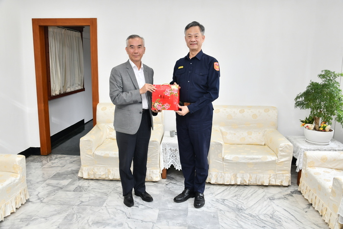 代理校長陳惠堂與桃園市政府警察局代理局長陳武康合影