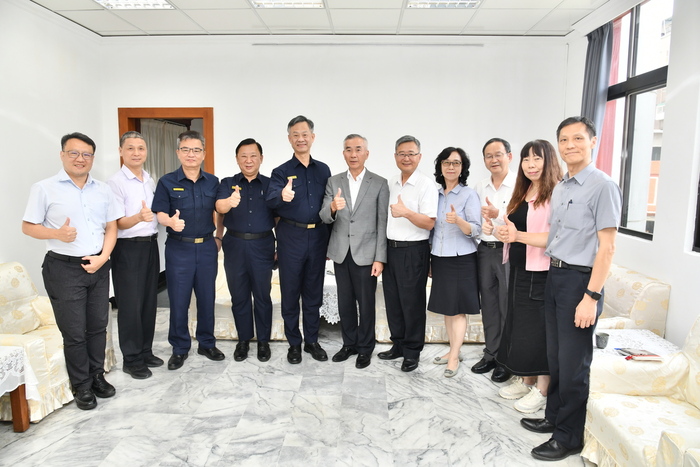 本校與桃園市政府警察局同仁合影
