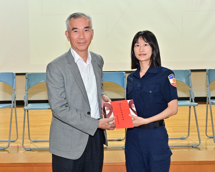 代理校長頒贈實習生慰勉品