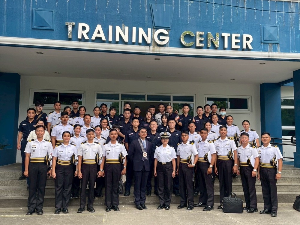 中央警察大學學生與姊妹校菲律賓商船海事學院（PMMA）學生於訓練中心前合影