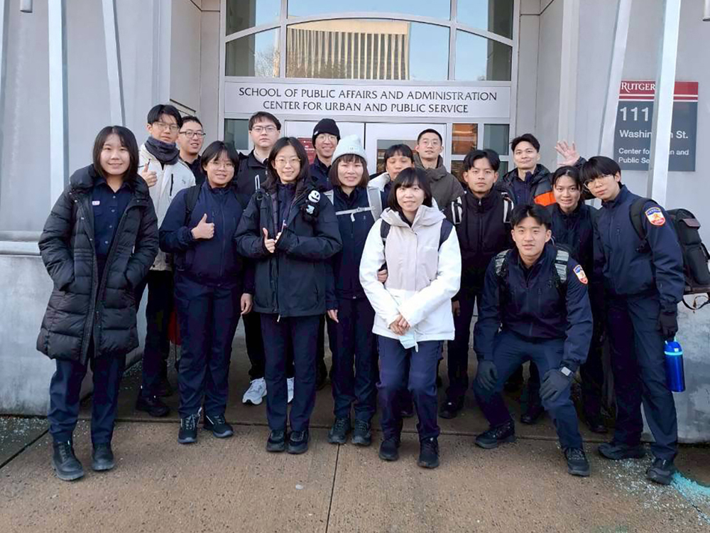 學生於美國羅格斯大學紐瓦克分校學習公共行政、刑事司法課程