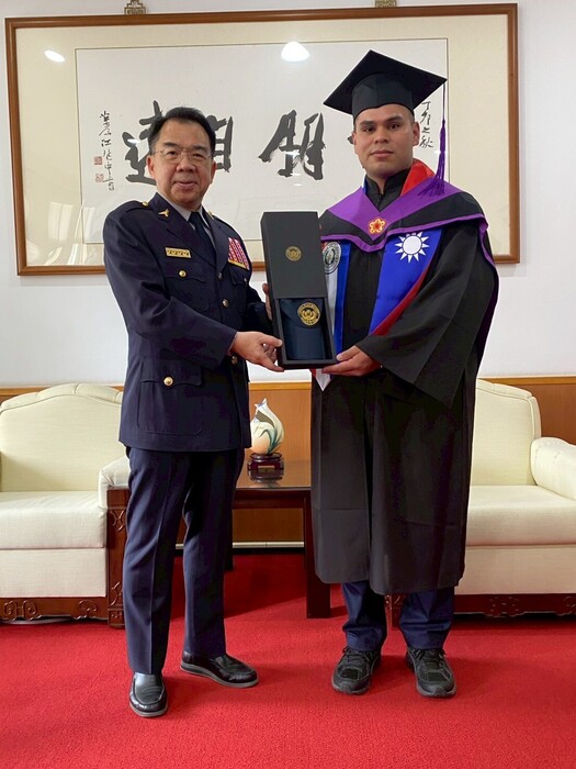 校長頒贈畢業紀念品給外籍生（友邦巴拉圭籍碩士生魏明然）