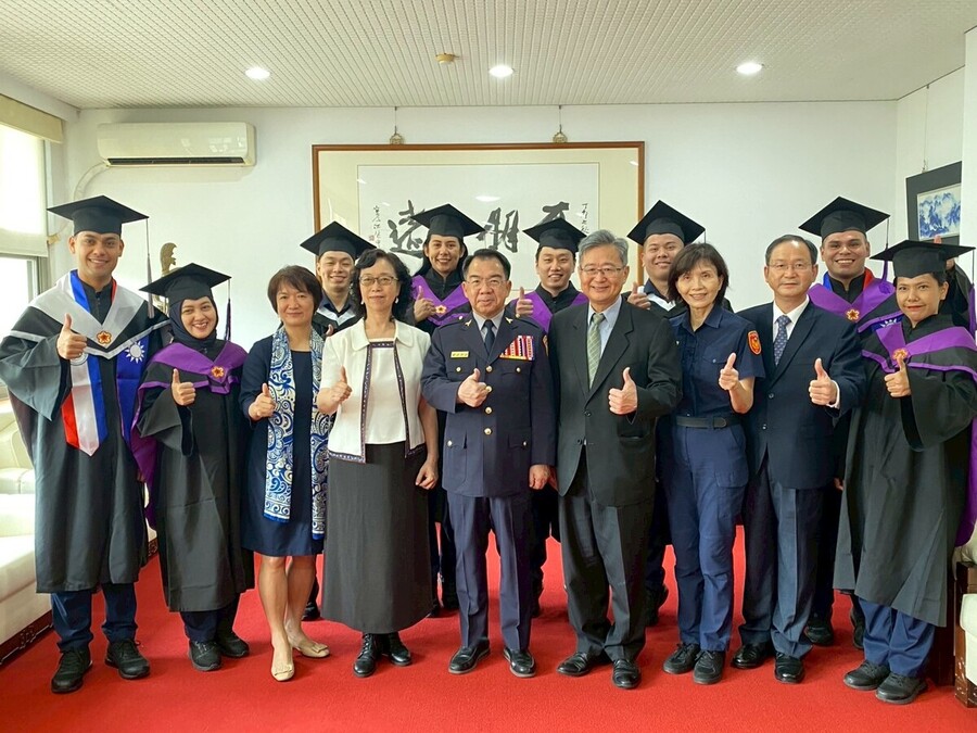 114年外籍畢業生與師長合照